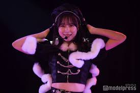 AKB48グループ4代目総監督、妹とディズニーシー満喫 2ショットに「雰囲気そっくり」「美形なのがわかる」の声 - モデルプレス